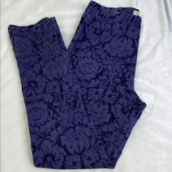 The essential SKINNY by ANTHROPOLOGY | Floral Patterned Pants in Purple | Size 2 - Picture 3 of 9